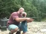 Отец учит ребёнка стрелять