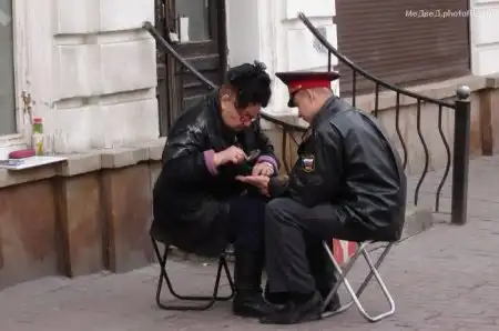Наша милиция нас бережет.