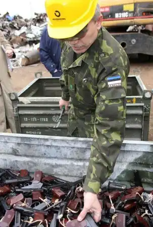 Эстонская таможня уничтожает Российское оружие (16 фотографий)