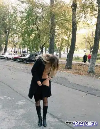 Девушка в ватном пальто сняла трусы в сквере Челябинска