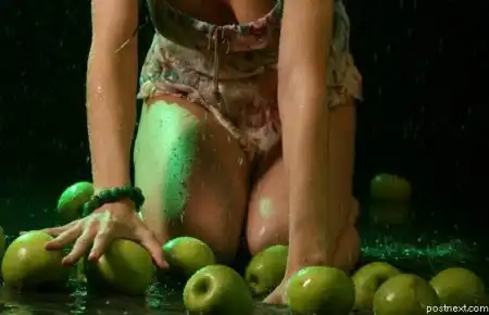 девушка и яблочки