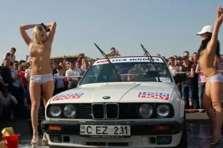 Эро-автомойка на слете BMW (10 фото)