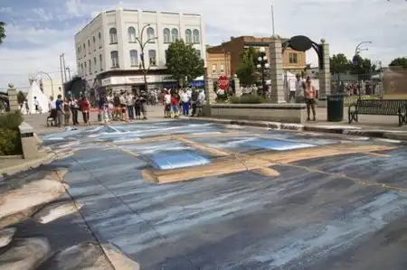 Прикольный рисунок на асфальте.