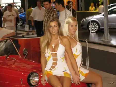 Хорошие платья у девушек в автосалоне :)