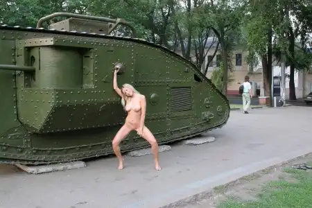 Девушка и танк