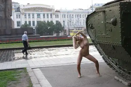 Девушка и танк