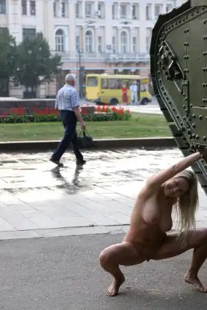 Девушка и танк