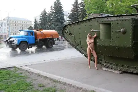 Девушка и танк