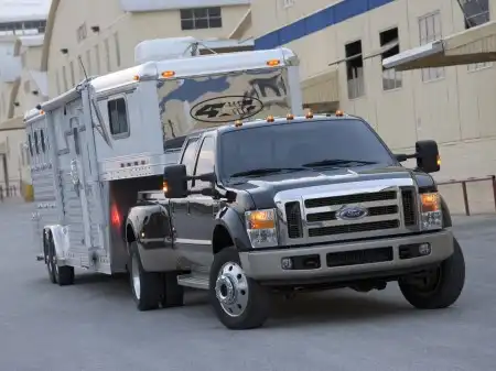 Компактный и экономичный - это не про Ford F-450 Super Duty