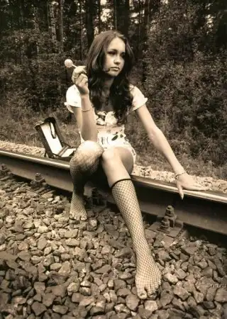 Обнажённые девушки на железных дорогах