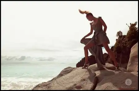 Супермодель Kate Moss на пляже