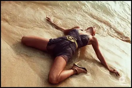Супермодель Kate Moss на пляже