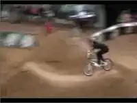 Двойное сальто на байке Двойное сальто на байке
