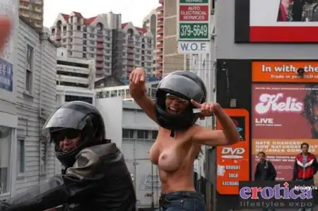 Топлесс-парад