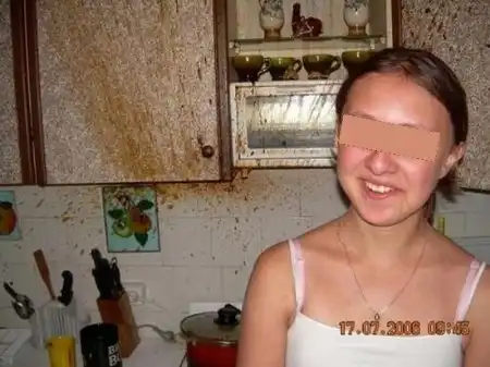 Девушка решила испечь парню торт