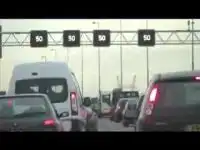 Чел меняет надписи на автобане. Чел меняет надписи на автобане.