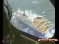 Корабль попал в шторм.