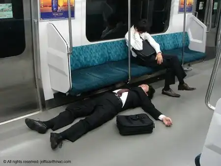 Спящие в общественных местах (25 фото)