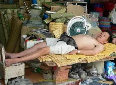 Спящие в общественных местах (25 фото)