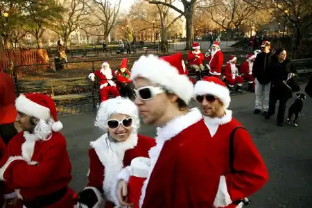 Фестивали Санта-Клаусов в Нью-Йорке и Дерри
