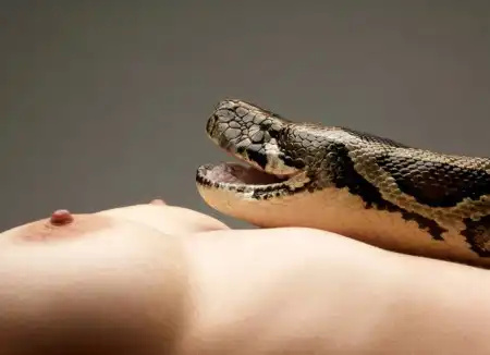 Со змеёй (фотограф Pawel Stefaniak)