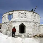 Боливийцы строят новый отель из соли