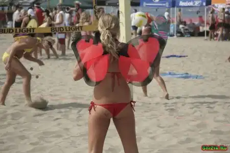 Забавный пляжный воллейбол