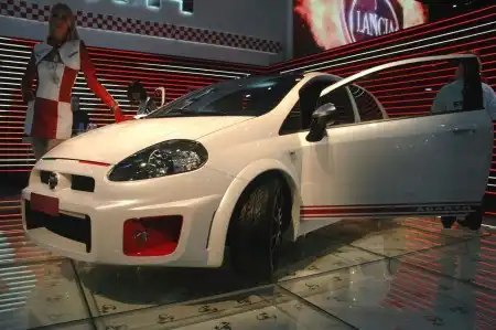 Fiat будет выпускать Grande Punto Abarth SS (8 фото)