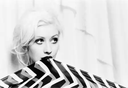 Черно-белая Christina Aguilera