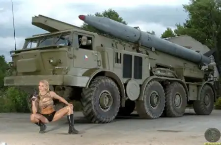 Вооруженная девушка ;)