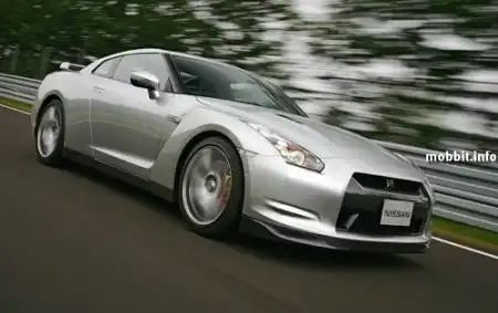 Разбили первый Nissan GT-R (2 фото)