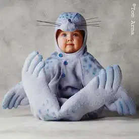 Маленькие детишки в костюмчиках