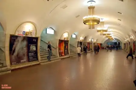 Киевский метрополитен. Реклама повсюду!