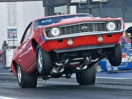 Chevrolet Camaro - злое животное, питающееся мустангами!