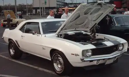 Chevrolet Camaro - злое животное, питающееся мустангами!