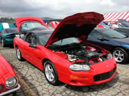 Chevrolet Camaro - злое животное, питающееся мустангами!