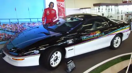 Chevrolet Camaro - злое животное, питающееся мустангами!