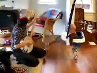 Ребёнок прётся от банджо