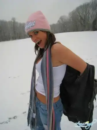 Девушка на снегу
