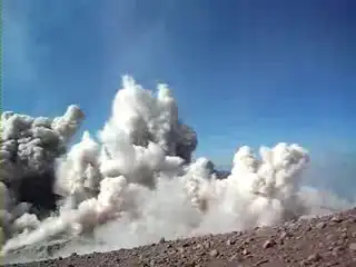 Голландцы возле действующего вулкана