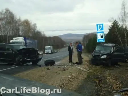 Лобовое столкновение двух автомобилей Lexus