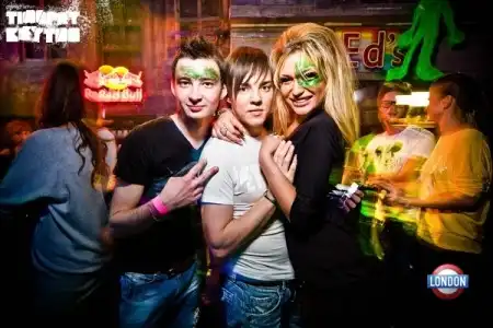 Galaxy Chics vs Men...