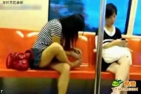 Девушка решила подстричь ногти в метро