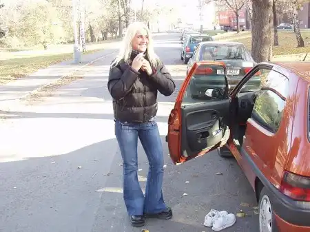 Фи0LeTTa в белых кедах прогуливается по городу