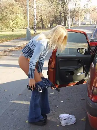 Фи0LeTTa в белых кедах прогуливается по городу