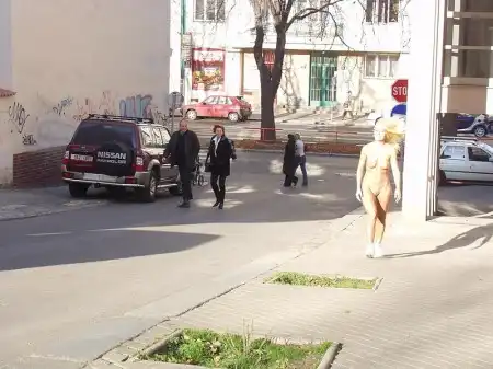 Фи0LeTTa в белых кедах прогуливается по городу