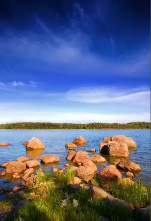 Вода, небо, камни.