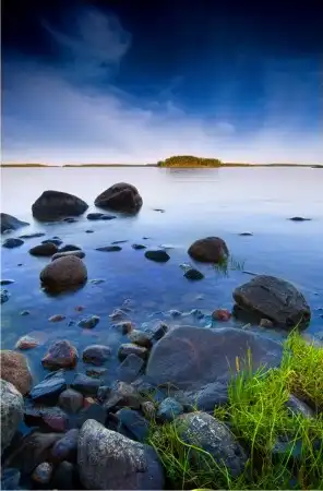 Вода, небо, камни.