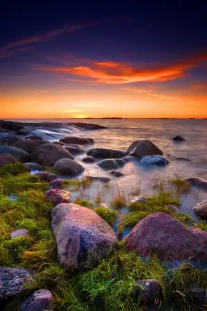 Вода, небо, камни.