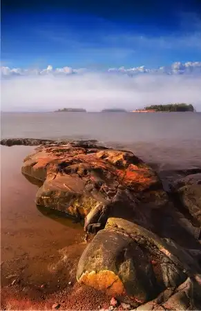 Вода, небо, камни.